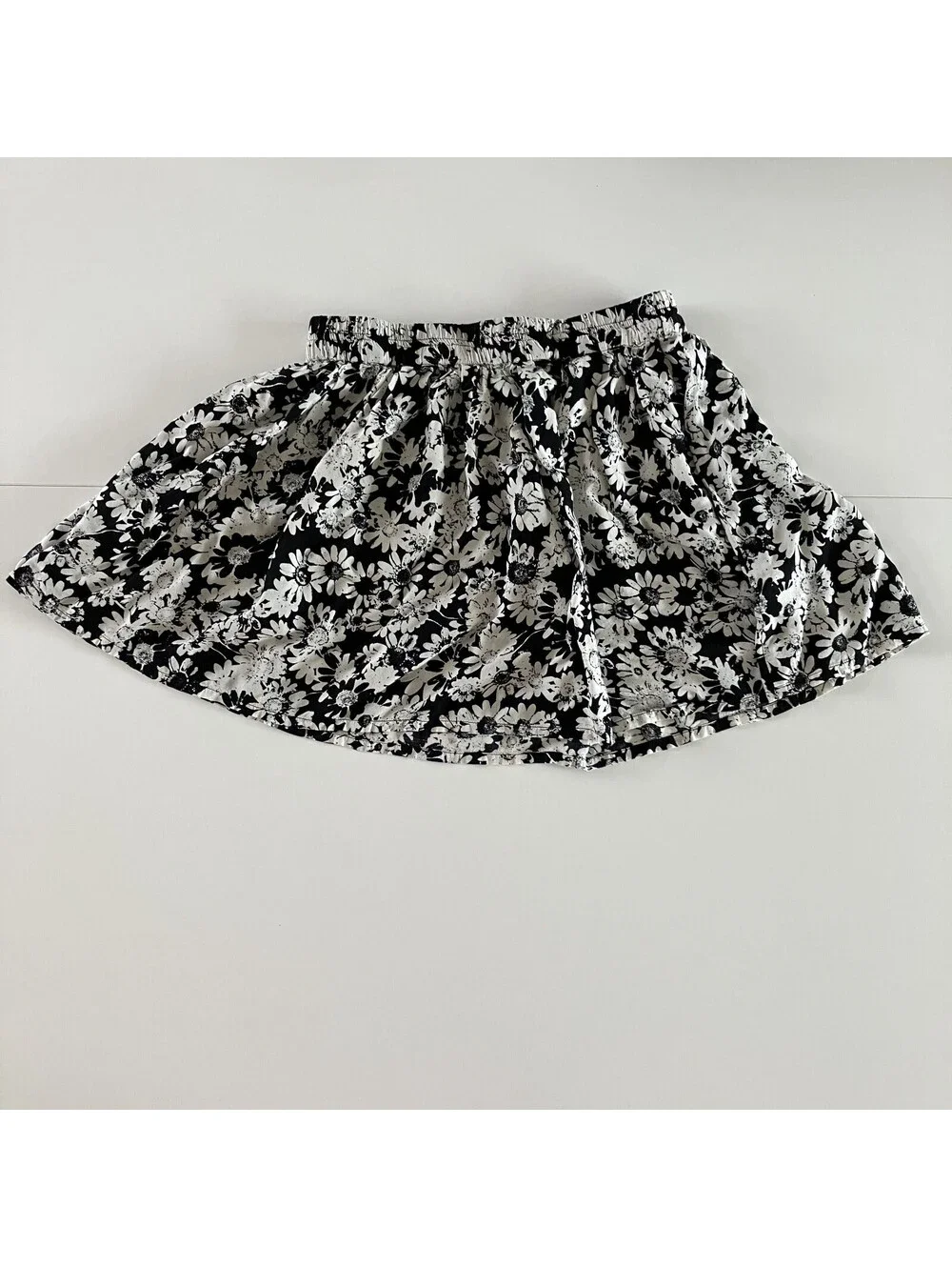 Black and White Floral Mini Flare Skirt Sz Medium Feminine Abstract Elastic